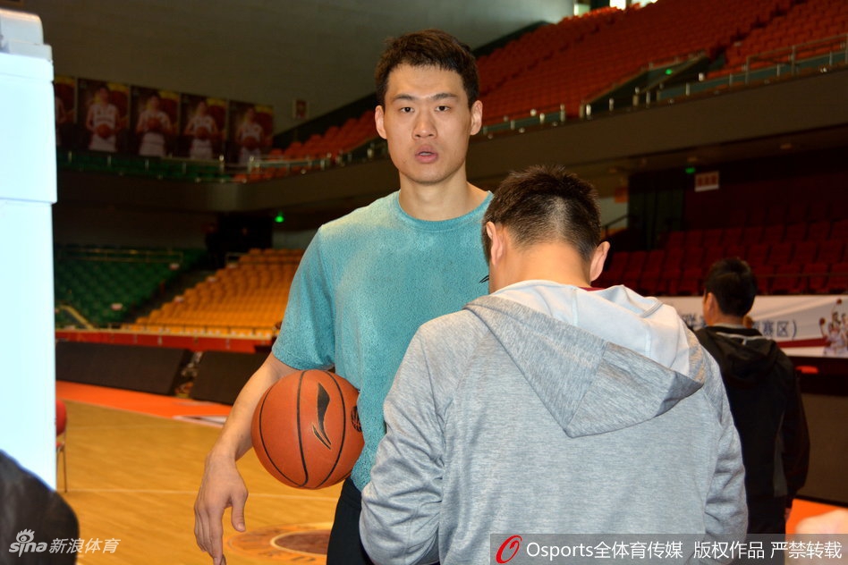 主教练邱彪在场边双手拢在嘴边,大声地向场上的队员们传达着战术指令,他的激情与专注感染着训练馆里的每一个人。