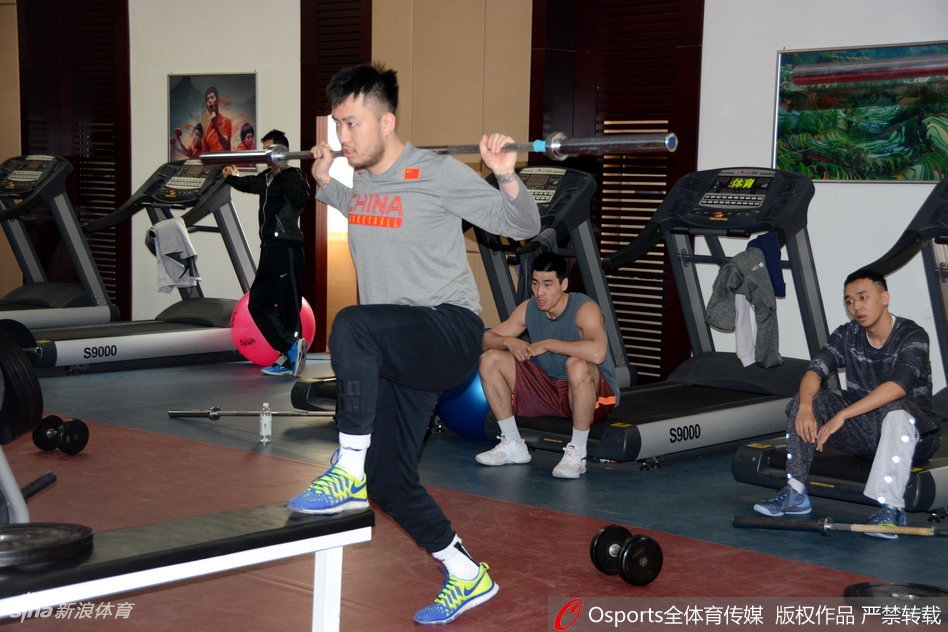 训练场上,山东男篮的队员们挥汗如雨,专注地进行着战术配合演练,每一次跑动和传球都彰显着团队的默契与对胜利的渴望。