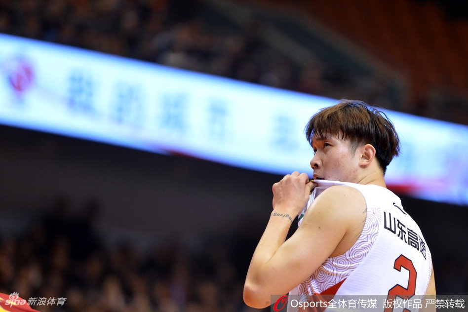 面对两人包夹防守，丁彦雨航强行突破，肌肉碰撞的瞬间展现出他顶级的核心力量和对抗能力，如同尖刀刺入敌方腹地