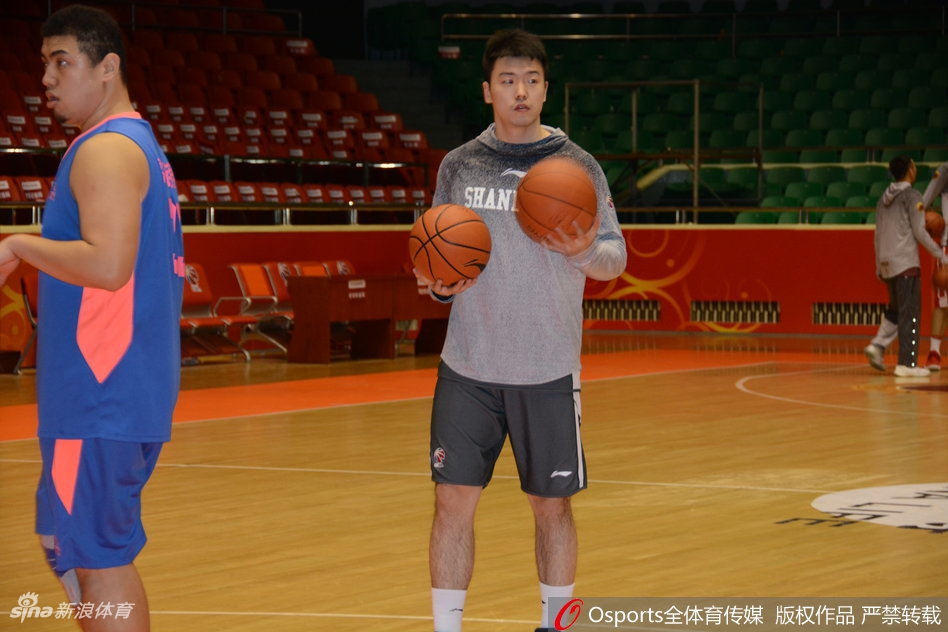 新援琼斯在篮下卡位要球,他强壮的身体如同铁塔一般,眼神坚毅,正准备用一次暴扣宣示自己已为即将到来的恶战做好准备。