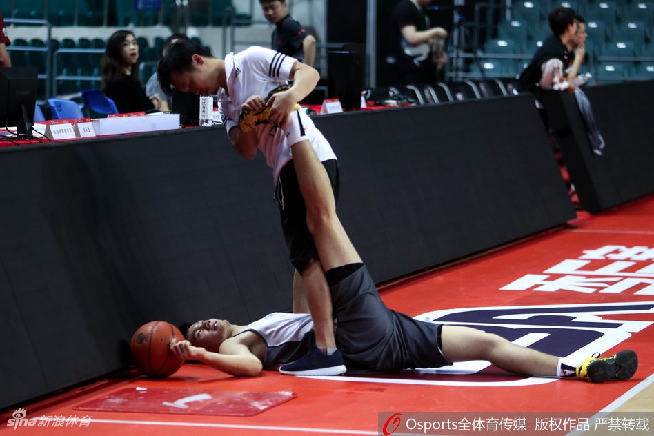 训练结束后，顾全加练三分球，皮球应声入网，仿佛预示着他在关键时刻将再次成为决定比赛走向的冷血射手。