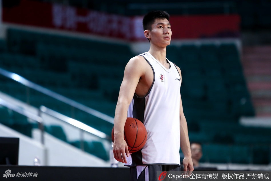 年轻队员们在教练指导下进行折返跑训练，汗水浸湿了球衣，只为在场上能多一步的积极拼抢。