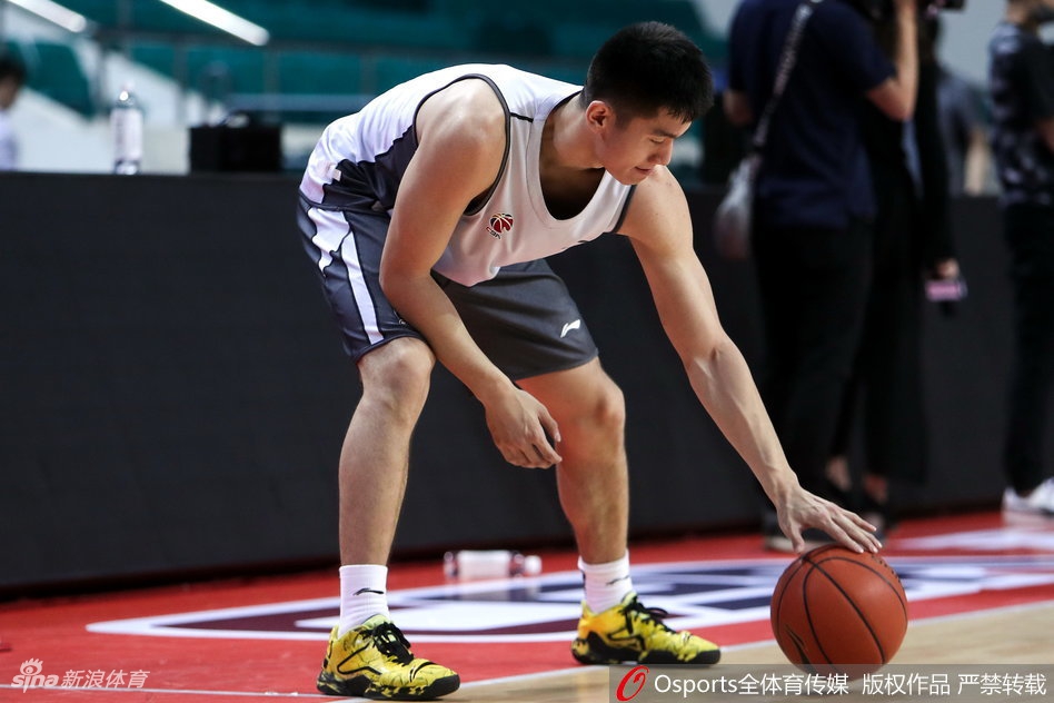 外援萨林杰在力量房挥汗如雨，强壮的体魄是他统治内线、拼抢每一个关键篮板的资本。