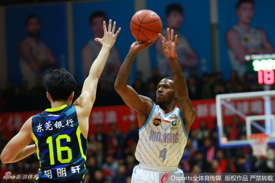 新疆队主帅在场边焦急地指挥着场上球员，他双手摊开，脸上写满了无奈与焦急，身后的看台上，身穿白色T恤的新疆球迷们眼神中充满了失望，他们高举的手臂此刻也显得无力。