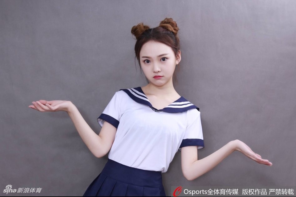 小惠舞动身姿，每一个动作都充满力量与美感，手中的花球划出优美弧线