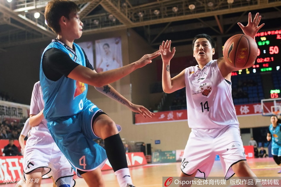 赛后双方球员相互致意，赛场是对手场下是朋友，温情一幕定格瞬间