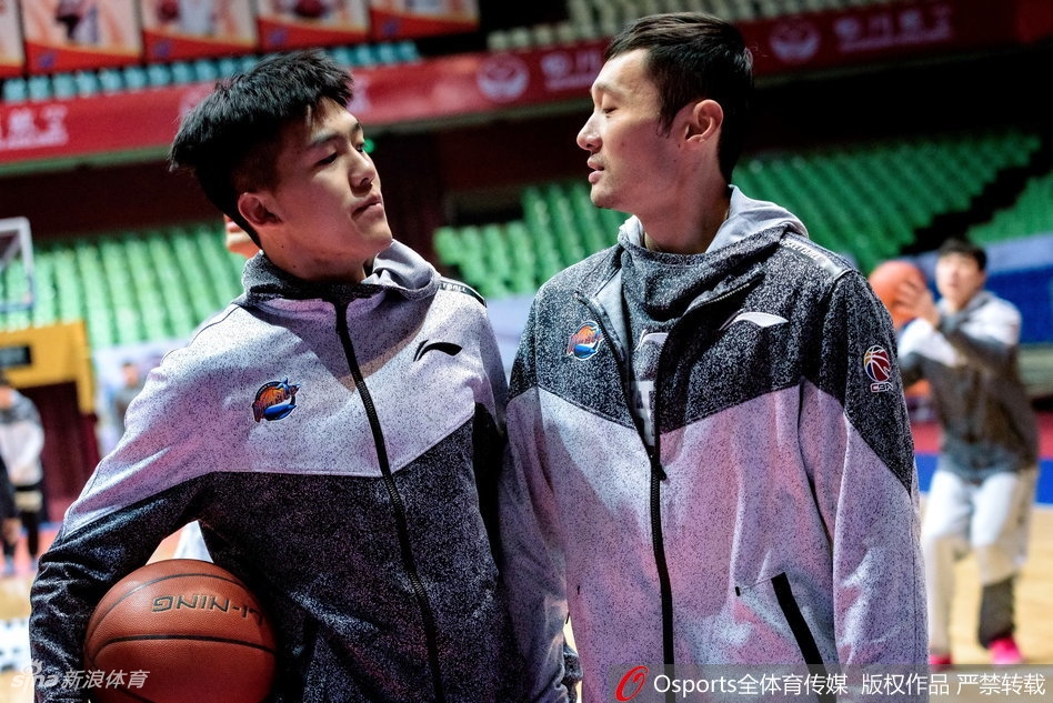 四川年轻球员左朕年与队友比拼三分投篮，命中后的欢呼声点燃了训练场的气氛