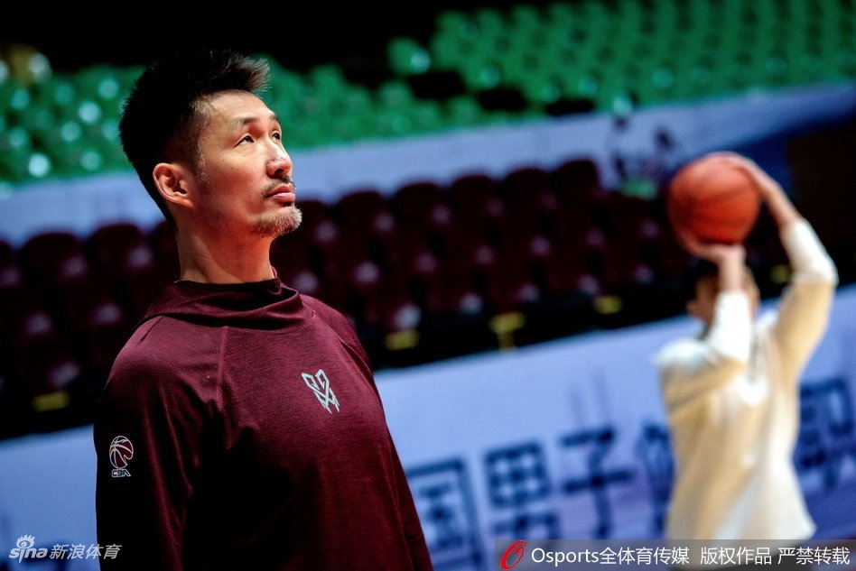 葛昭宝在内线卡位要球，肌肉线条在灯光下紧绷，如同蓄势待发的攻城锤。