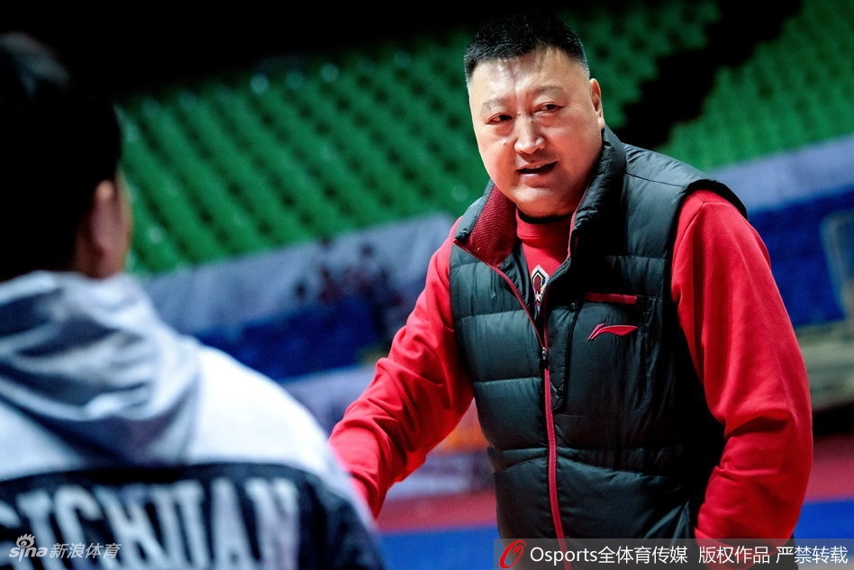 在轻松的训练氛围中，四川队球员完成了一次精彩的配合上篮，脸上露出自信的微笑