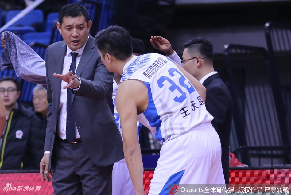 青岛新援梅斯状态火热,迎着防守队员高高跃起,自信地出手三分,篮球在空中划出一道美丽的弧线。