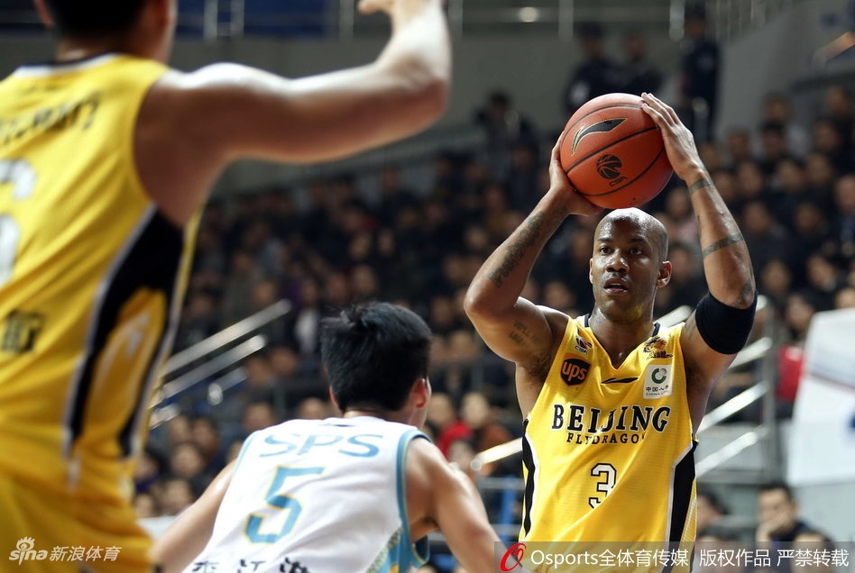 福建外援哈里斯在人群中旱地拔葱,单手将球补进篮筐,瞬间引爆主场球迷的热情,欢呼声震耳欲聋。