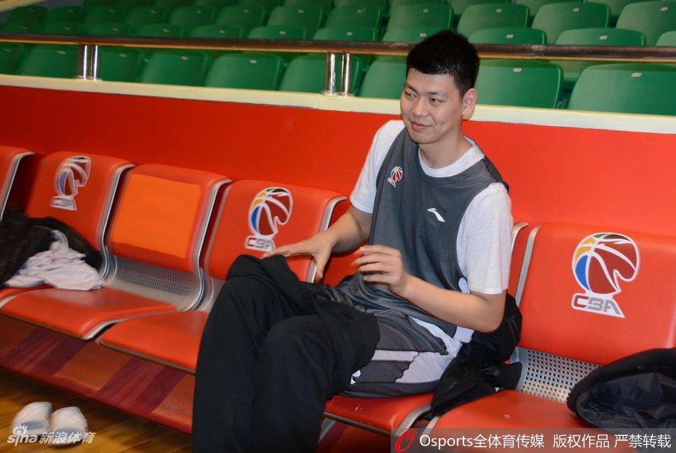 在明亮的训练馆里,山东男篮队员们正挥汗如雨,专注地进行着战术跑位演练,每一个眼神和动作都透露出对胜利的渴望。