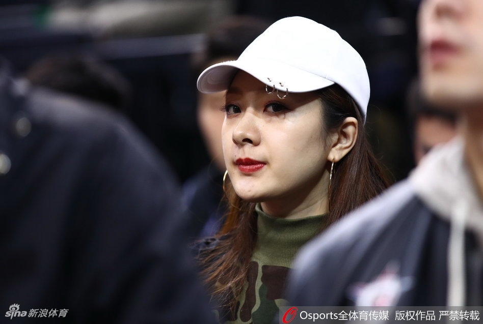 翟晓川与妻子在观赛间隙甜蜜互动,杨思雨长发披肩,身穿简约白色上衣,翟晓川则满脸笑意地看向镜头,两人的好心情一览无余。