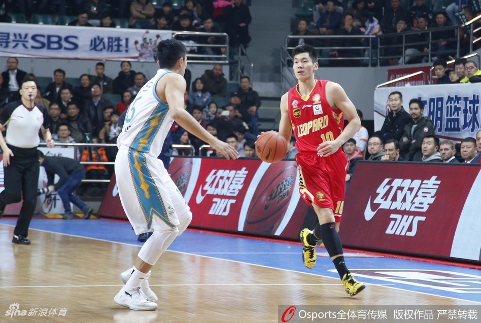 福建当家球星王哲林篮下强打李慕豪,他利用扎实的背身脚步晃开防守,随后一个轻盈的挑篮将球送入篮筐,展现出了国产顶级内线的细腻技术。