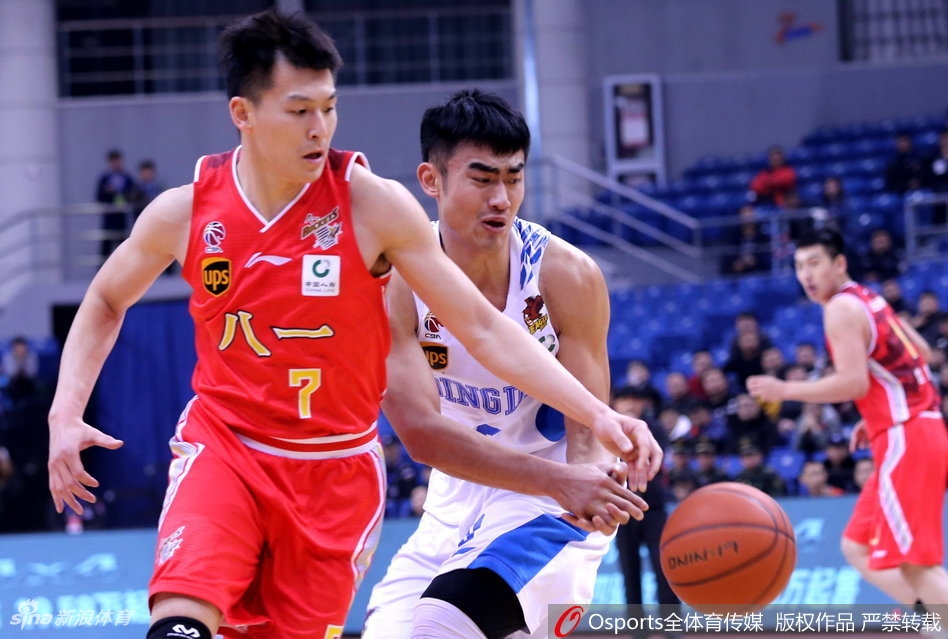 青岛队核心外援吉布森本场如入无人之境,他全场砍下30分6篮板,用一次次精准的投篮彻底击溃了八一队的防线。