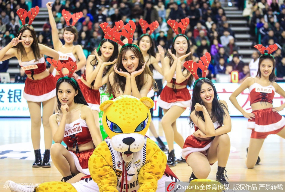 ‘鹿女郎’眼神专注而富有魅力,她们专业的表演不仅为球员加油,更提升了整个赛事的观赏性