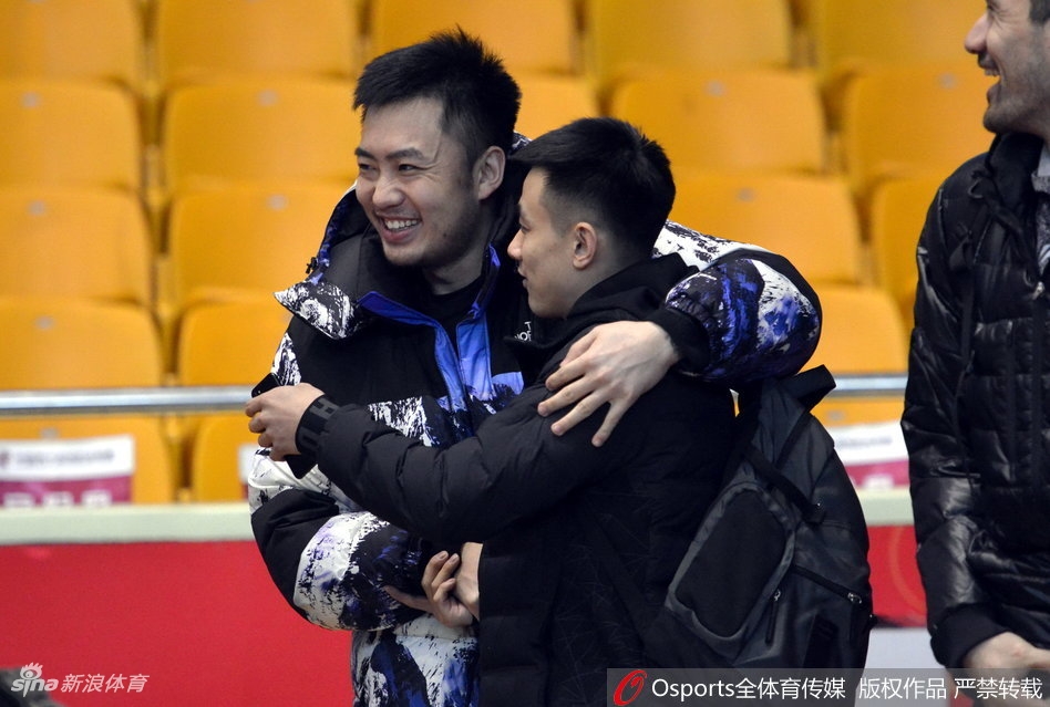 山东队陶汉林与辽宁队韩德君两位内线巨塔在赛前热身时碰面,两人不仅没有敌意,反而相视大笑,庞大的身躯碰撞出的是友谊的火花