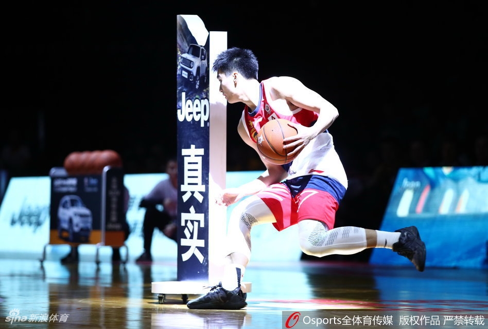 胡明轩在三分线外孤注一掷，篮球在空中划出一道优美的弧线，他脸上的表情写满了专注与一丝不易察觉的焦急，身后的巨大计分屏仿佛也在倒数。