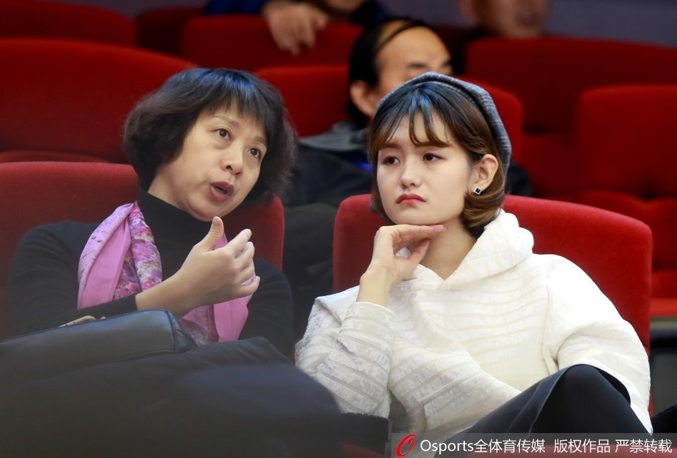 胜利的喜悦溢于言表！终场哨响，一位穿着时尚的山东美女球迷开心地比出剪刀手，用手机记录下这来之不易的胜利瞬间。