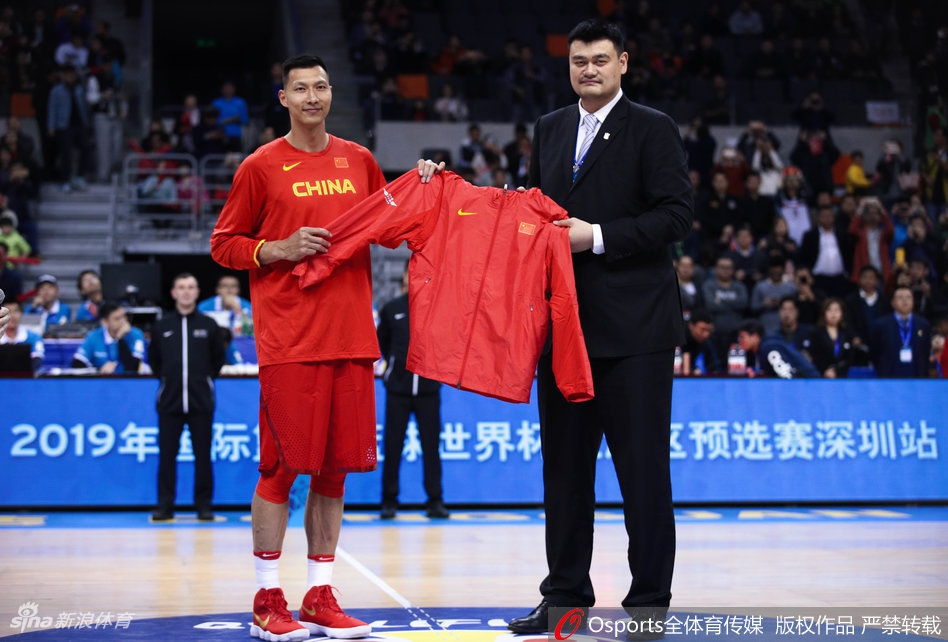 面对新西兰队员的严密防守，易建联毫无惧色，他高高跃起，在空中对抗后艰难地将球放进篮筐，眼神里满是孤胆英雄般的坚毅与不屈。