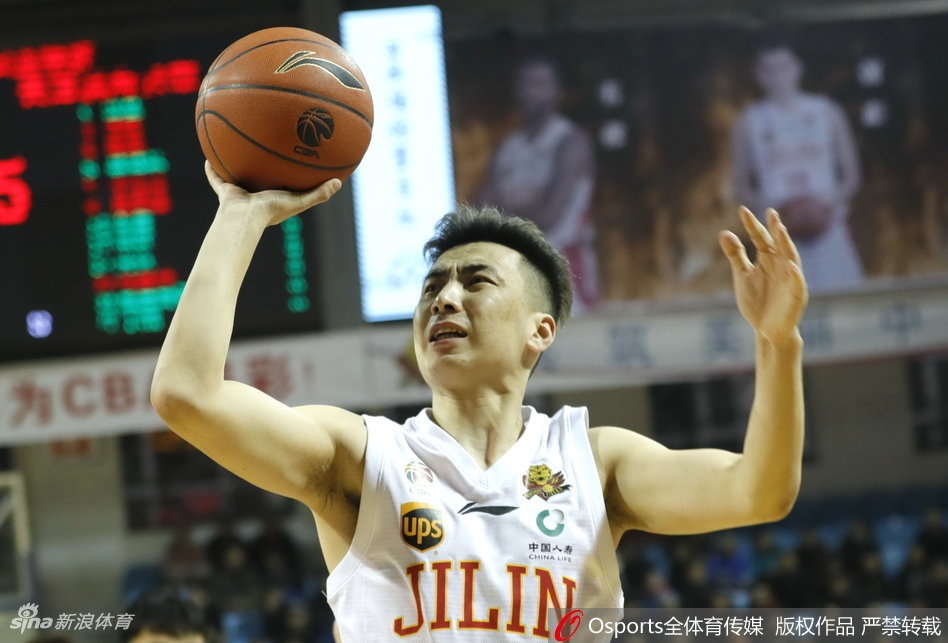 计时器的意外停顿仿佛是为吉林队奏响的冲锋号角,裁判与技术台沟通的瞬间,球场上的紧张气氛凝固到了极点。