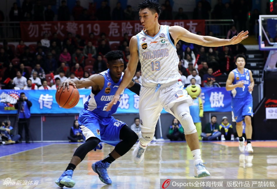 新疆队教练席前,主帅正胸有成竹地布置战术,而身后看台上的一片红色海洋,是球队最坚实的后盾。