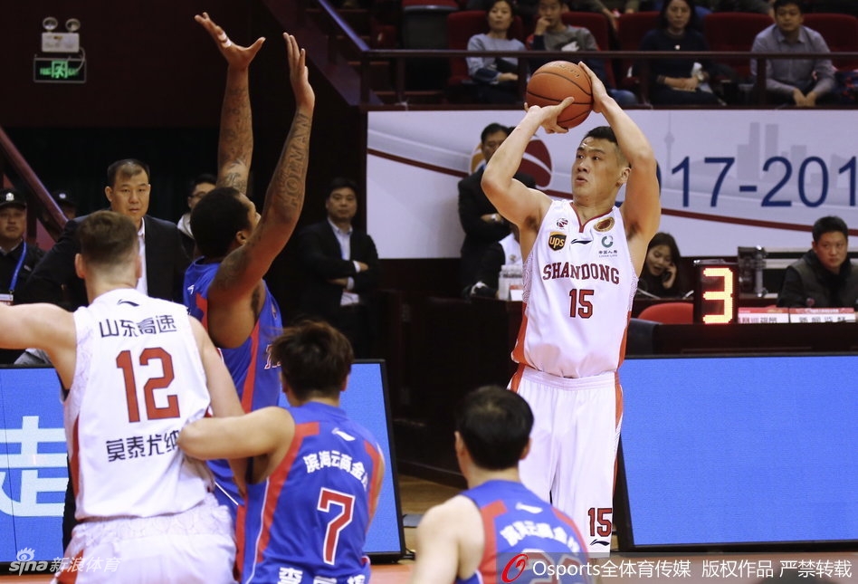 本场比赛的绝对主角陶汉林，在天津队三人合围之下依然强行起跳，用一记势大力沉的单手劈扣终结进攻，展现了他本场比赛不可阻挡的篮下统治力。