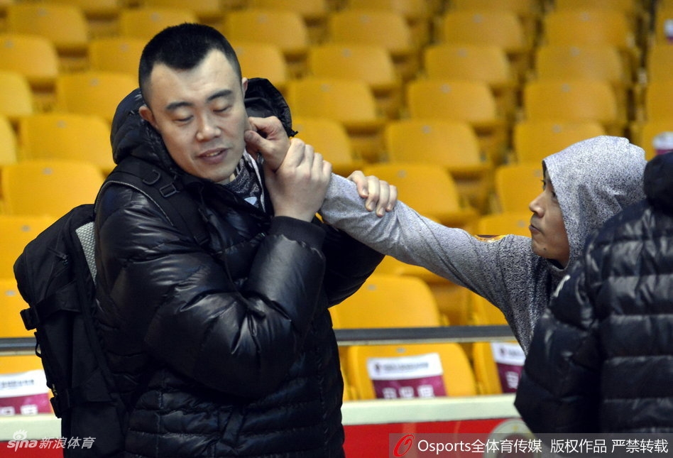 多名山东与辽宁的球员围在一起,气氛热烈,有人伸手试图拉扯队友,大家脸上都洋溢着笑容,将赛前的紧张感完全抛在脑后
