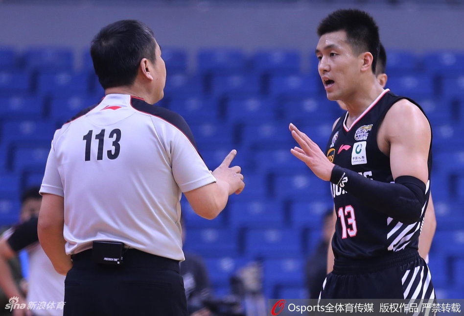 巴斯无视防守旱地拔葱,中距离跳投稳稳命中,姿势标准得如同教科书一般