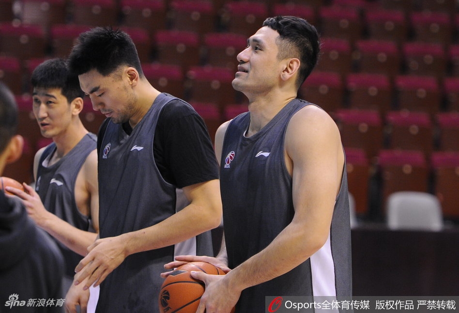 韩德君庞大的身躯在人群中格外显眼,他弯着腰,认真地在一位小球迷的笔记本上写下自己的名字,手腕上缠着的白色绷带尚未解开,那是训练中留下的印记,也是他拼尽全力的证明。