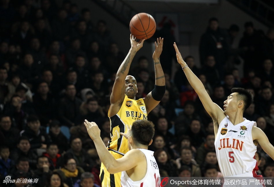 吉林外援兰德里在激烈拼抢中高高跃起,用指尖轻轻一点,将球拨向自己更有利的争抢位置。