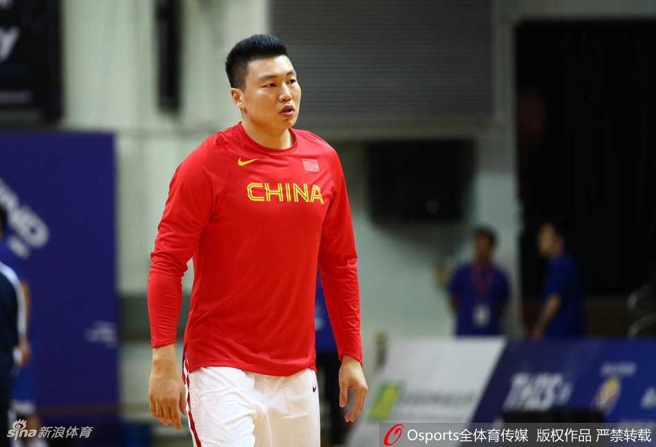 吴前在三分线外一步远距离发炮，出手点极高，防守球员望尘莫及，篮球如制导导弹般精准穿透篮网。