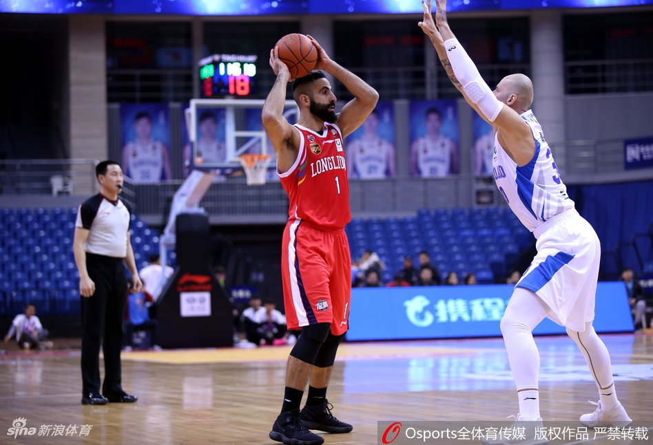 吉布森面对防守球员干拔而起，篮球在空中划出完美弧线直钻网心，他用一场29分的得分表演引领了青岛的进攻狂潮。