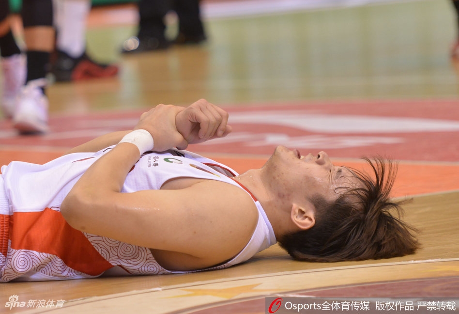 丁彦雨航在场边接受紧急治疗，他伸出手臂配合队医，眼神却始终望向赛场方向，那里激战正酣。他迫不及待想要回归，这种对胜利的渴望溢于言表。