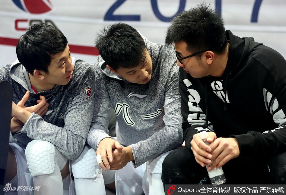 邹雨宸抿嘴低头神情落寞