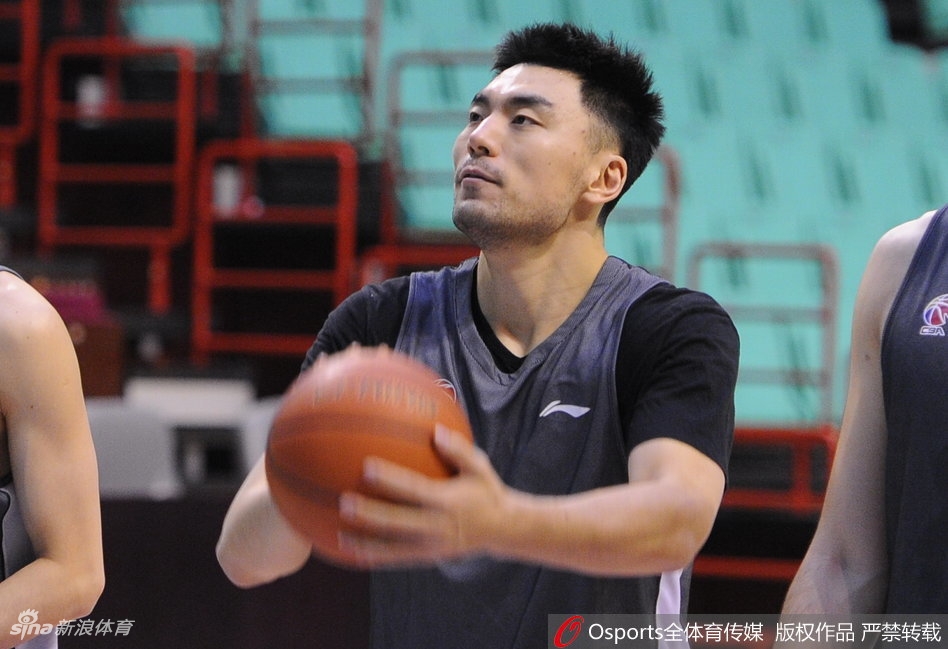 李晓旭低着头,手指紧紧捏住马克笔,正在一件白色的辽篮球衣上留下自己的号码。旁边一位穿着红色卫衣的球迷伸长脖子望着,嘴角止不住地上扬,旁边还有好几个等待的球迷已经掏出了手机准备拍摄。