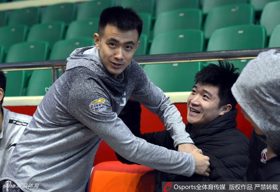 面对高诗岩的紧逼防守,张辉脸上带着笑意,两人在训练中展开了一场别开生面的攻防演练,攻防之间充满了兄弟间的默契与玩笑