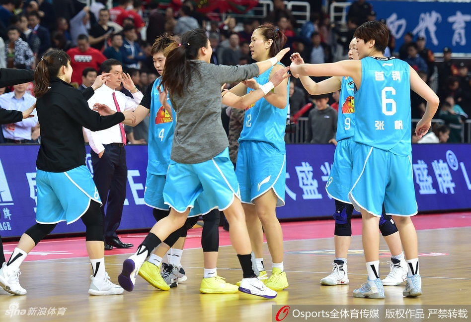 北京队外援福尔斯如同内线巨塔,在山西队多人包夹之下依然强硬地将球放入篮筐,展现出MVP级别的统治力,为北京队的胜利奠定坚实基础。