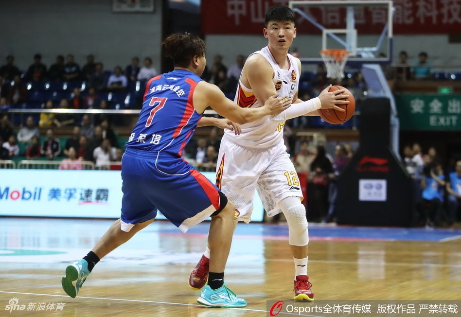 内线悍将萨林杰顶着防守强硬上篮，展现无与伦比的核心力量