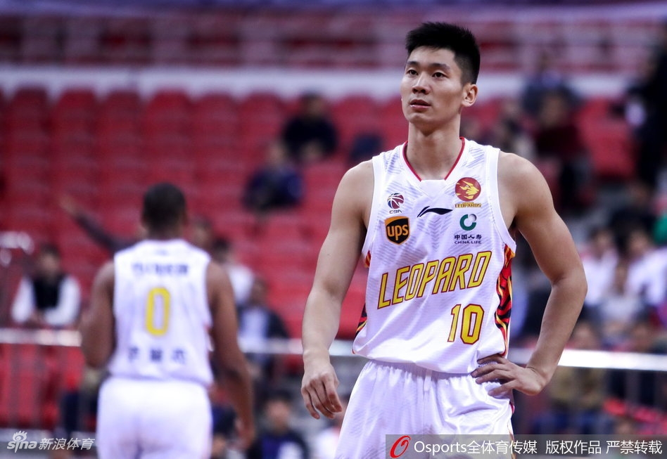 吴前运球强行突破深圳队的双层防线，尽管身体失去平衡，他依然奋力将球抛向篮筐。