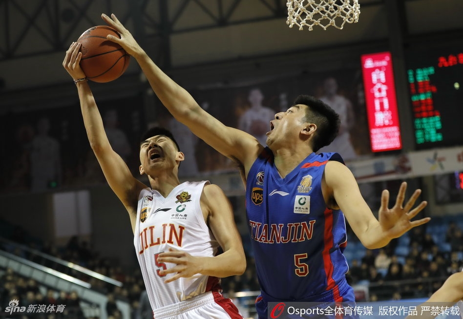 末节的韦弗已然成为球场上的主宰,他面对防守球员,自信地干拔跳投,篮球在空中划出一道彩虹般的优美弧线。