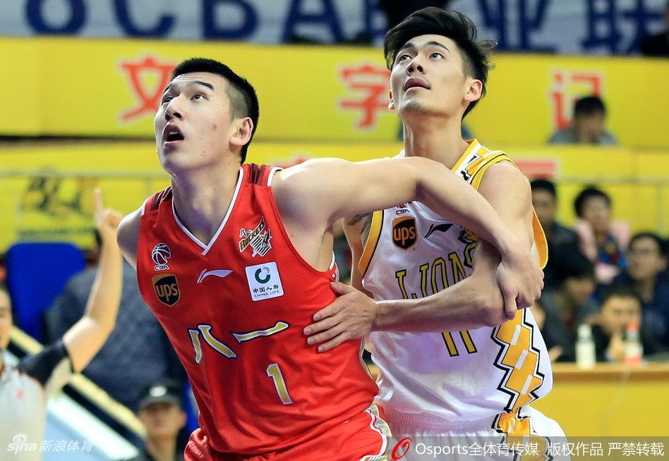 八一主教练阿的江在场边神情严峻地指挥着战斗，双手拢在嘴边向场内呼喊战术，面对巨大的分差，他依然希望弟子们能战斗到最后一刻。