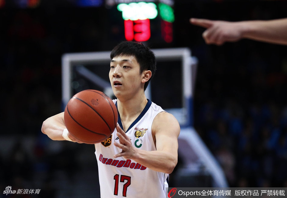 赛后,拿下两双数据的易建联与完成首秀的新队友莫里斯击掌相庆,眼神中充满肯定,这一刻象征着广东队新阵容的磨合与胜利的开始。