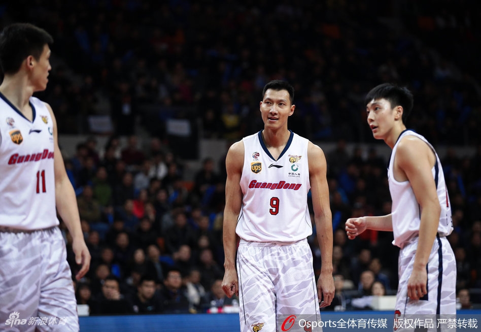 裁判哨响瞬间,广东替补席球员们激动地挥舞着毛巾跃起庆祝,场上的球员们也紧紧相拥,共同庆祝这场来之不易的主场复仇胜利。