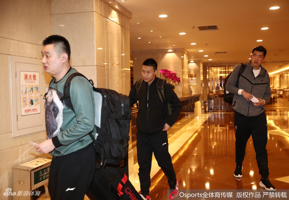 东莞的清晨带着些许寒意，但男篮蓝队的将士们一个个推着行李箱走出机场，脸上写满了坚毅与即将投入战斗的渴望。