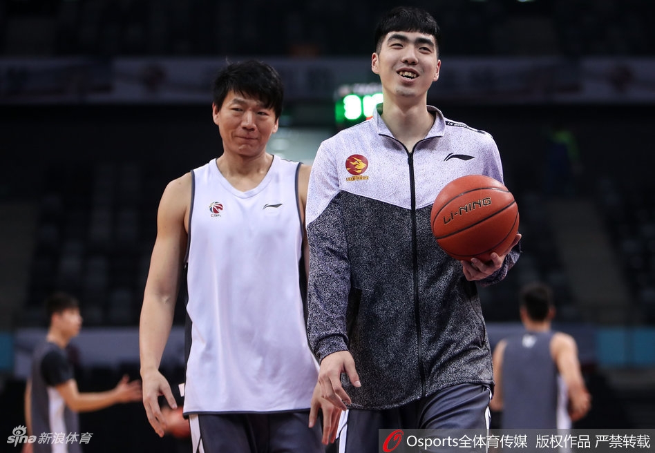 离场前，萨林杰向看台上的球迷搞怪致意，他的搞怪天赋为紧张的赛前备战增添了一抹亮色。