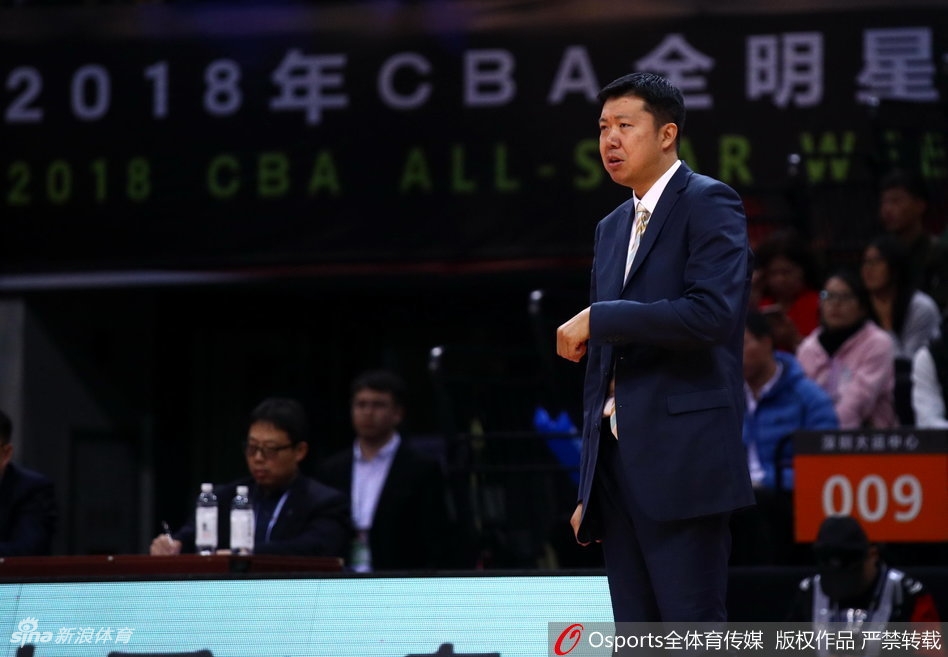 广厦队的赵岩昊在三分线外从容出手,篮球在空中划出一道美丽的弧线,直钻网心,重现“赵库里”的风采。