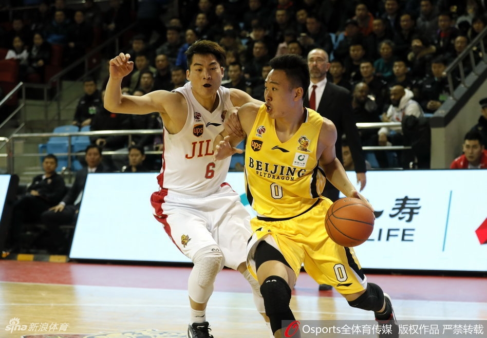 高诗岩运球推进,面对马布里的死亡缠绕式防守,他压低重心,寻找着突破的良机。