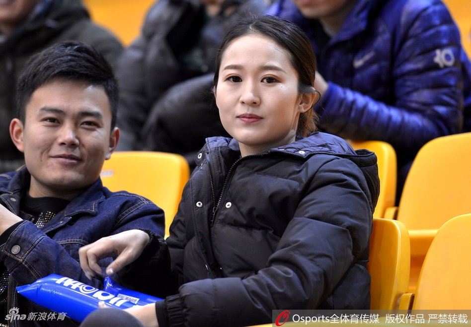 终场哨响,山东队球员集体向看台上的球迷鞠躬致谢,球迷们则报以热烈的掌声和欢呼,共同庆祝这场酣畅淋漓的大胜,整个体育馆沉浸在一片欢乐的橙色海洋中。