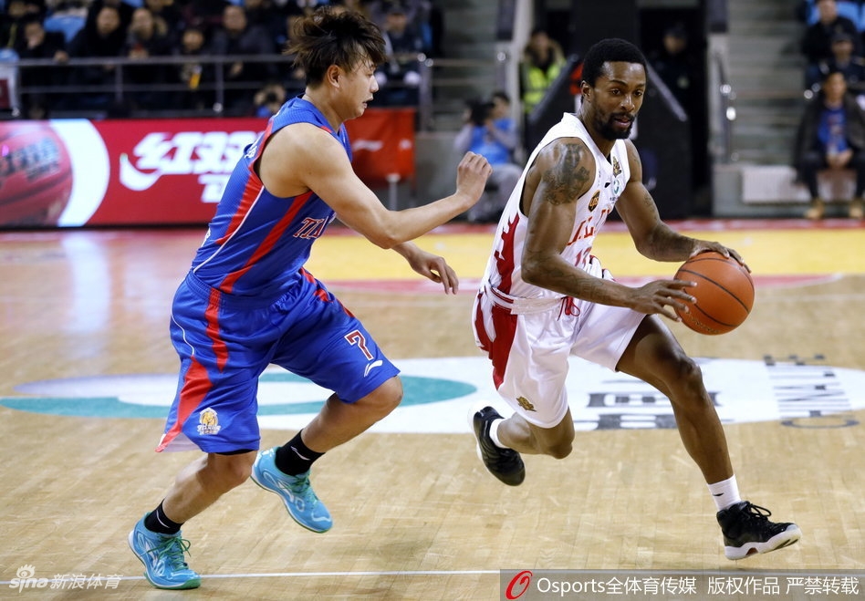 韦弗犹如闪电般撕裂天津防线,他高高跃起,手中的篮球仿佛被赋予了生命,精准地向篮筐飞去。